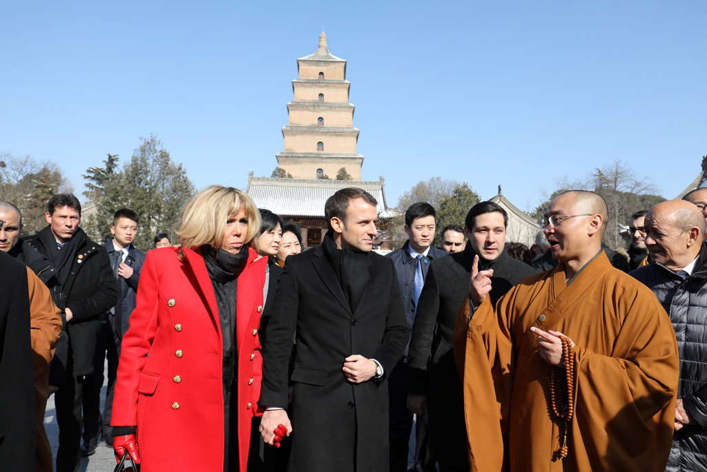 Frankreichs Präsident Emmanuel Macron und Gattin Brigitte in Xian (Bild: Ludovic Marin/AFP)