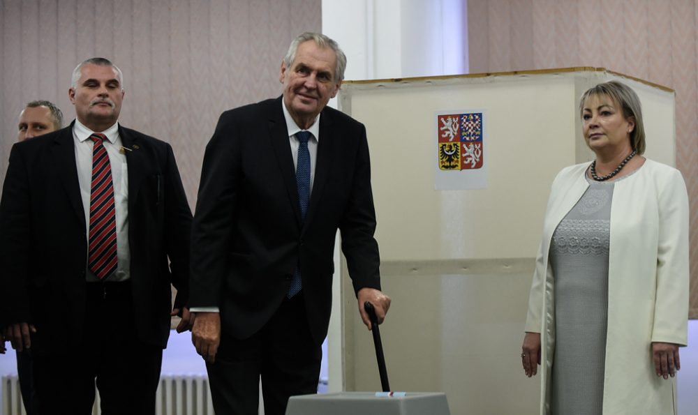 Der tschechische Präsident Milos Zeman (M.) am 26.1.2018 mit seiner Frau Ivana (r.) (Bild: Michal Cizek/AFP)