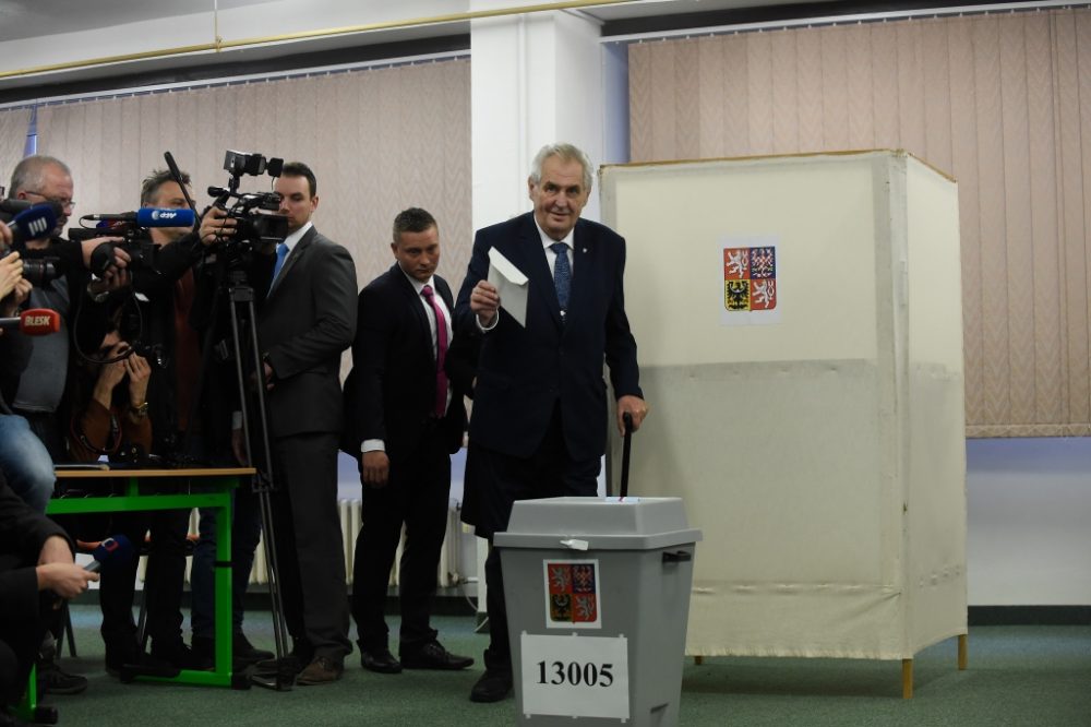 Der tschechische Amtsinhaber Milos Zeman am 12.1.2018 in einem Prager Waghlbüro (Bild: Michal Cizek/AFP)