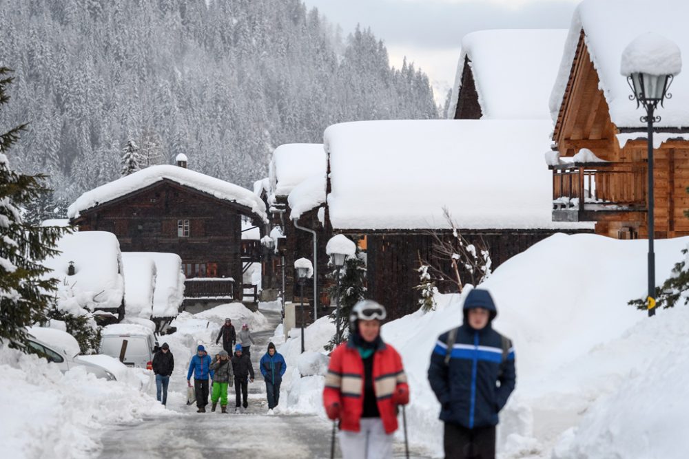 Touristen sitzen in Zinal fest