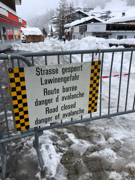Lawinengefahr: Straßensperrung in Zermatt (Bild: Julia Slot/BRF)