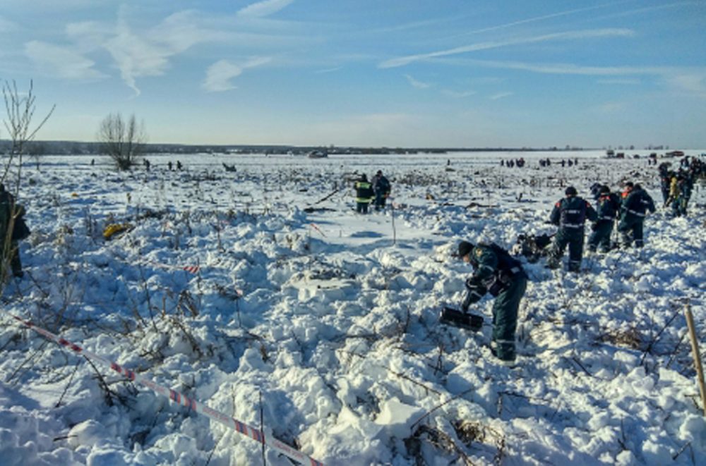 Einsatzkräfte nahe der Absturzstelle (Bild: Handout/Russian Emergency Ministry/AFP)