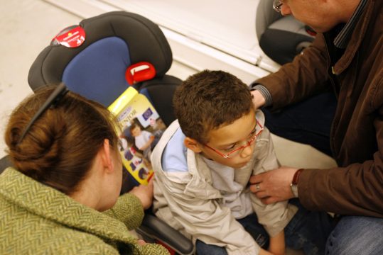 Kind im Autokindersitz