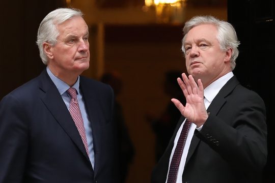 Michel Barnier (l.) und David Davis