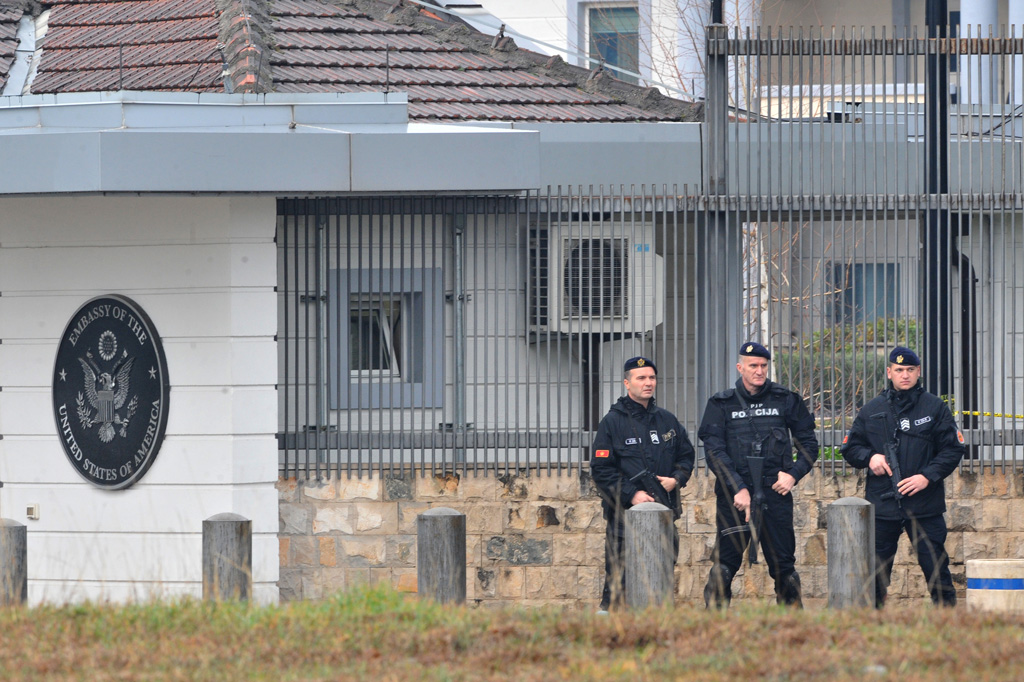 Montenegro: Polizisten bewachen das Gelände der US-Botschaft in der Hauptstadt Podgorica am 22.2.2018