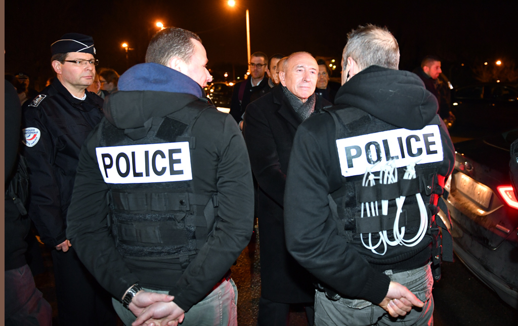 Der französische Innenminister Gerard Collomb trifft nach den Ausschreitungen in Calais Polizisten