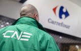 CNE-Gewerkschaftler vor einer Carrefour-Filiale