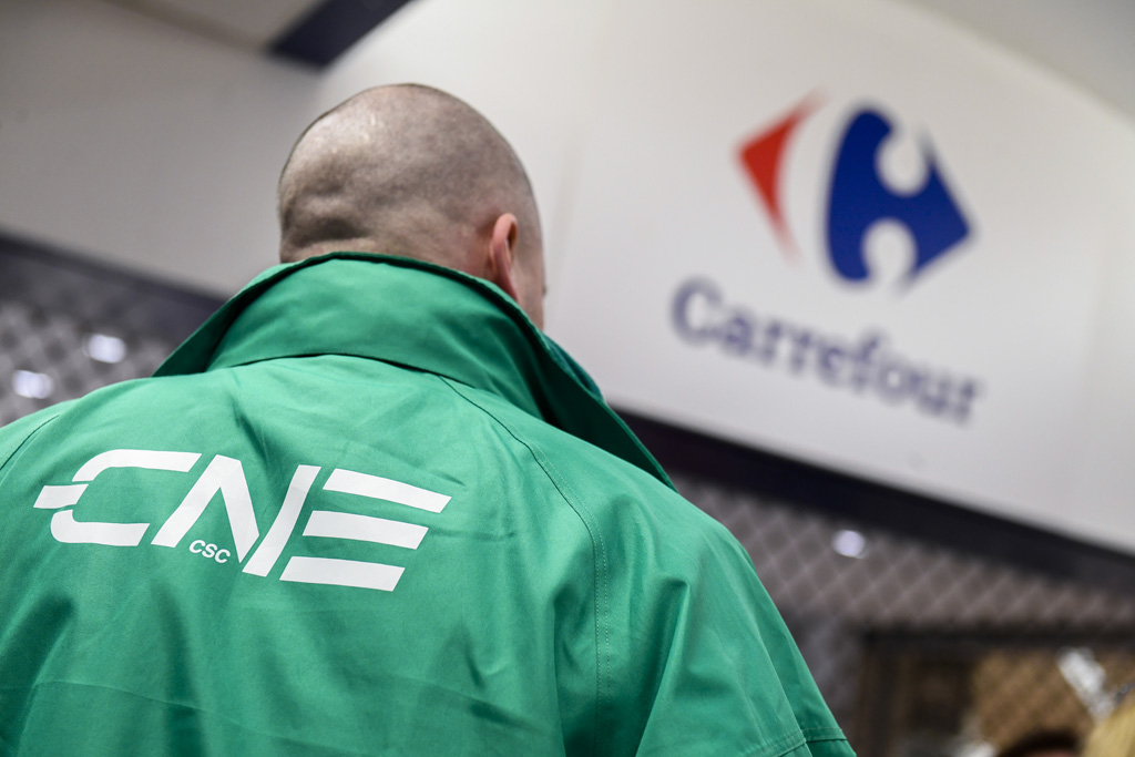 CNE-Gewerkschaftler vor einer Carrefour-Filiale