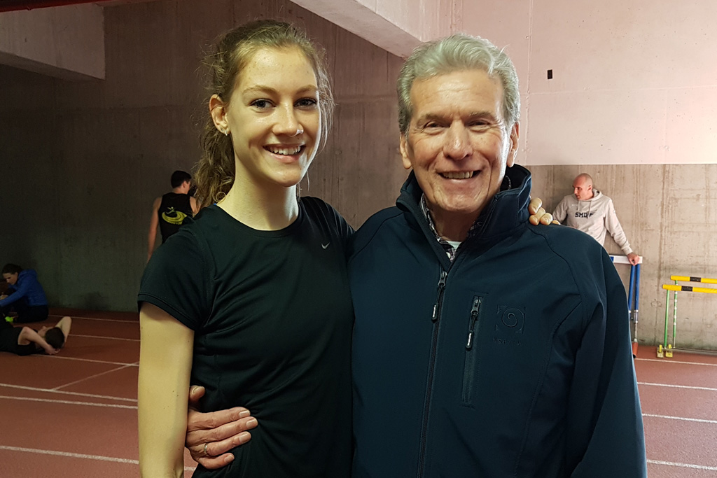 Elea Henrard mit Trainer Lutz Müller (Bild: Christophe Ramjoie/BRF)