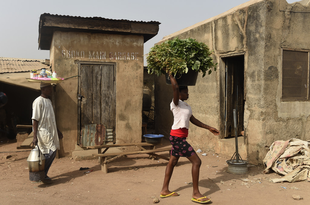 Bauern auf dem Weg zum Markt in Gboko/Nigeria