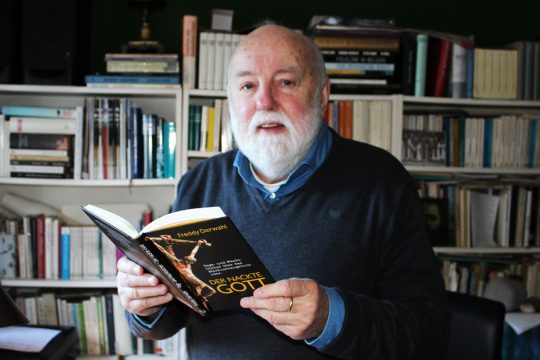 Freddy Derwahl mit seinem Buch "Der nackte Gott"