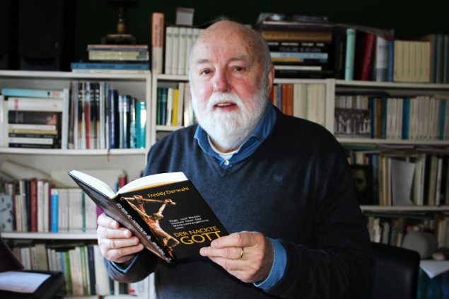 Freddy Derwahl mit seinem Buch "Der nackte Gott"