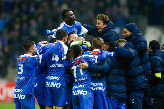Alejandro Pozuelo und die anderen Genk-Spieler freuen sich am 9.2.2018 über das dritte Tor gegen Zulte-Waregem (Bild: Bruno Fahy/BELGA)