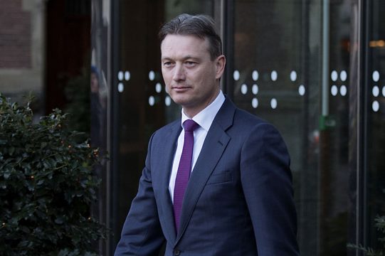 Der niederländische Außenminister Halbe Zijlstra am 13.2.2018 beim Verlassen des Parlaments in Den Haag