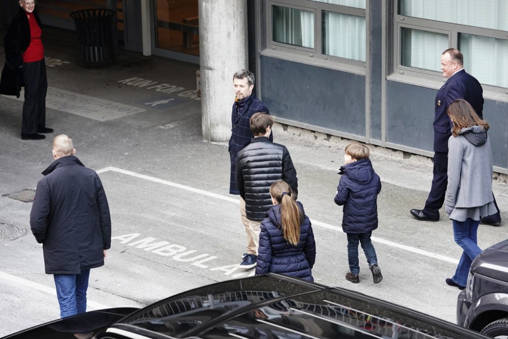 Prinz Henriks Familie vor dem Rigshospitalet in Kopenhagen