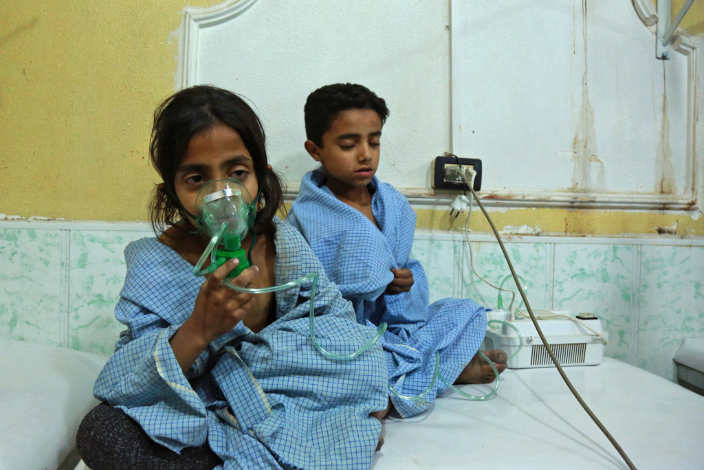 Kinder werden nach einem mutmaßlichen Giftgasangriff in einer provisorischen Krankenstation in Al-Shifuniyah (Ost-Ghuta)
