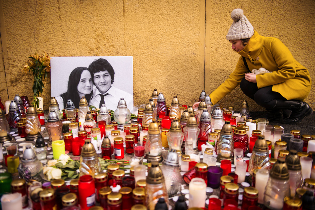 Kerzen und Blumen in Gedenken an den Journalisten Jan Kuciak und seine Freundin Martina Kusnirova