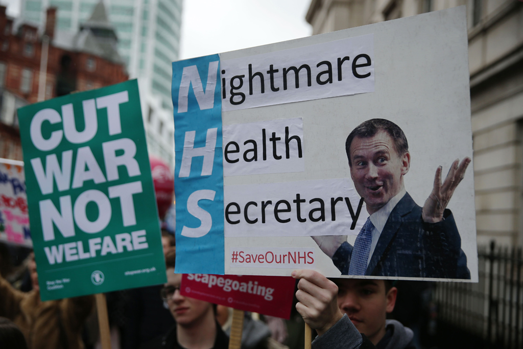Demonstration gegen das britische Gesundheitswesen in London (Bild: Daniel Leal-Olivas/AFP)