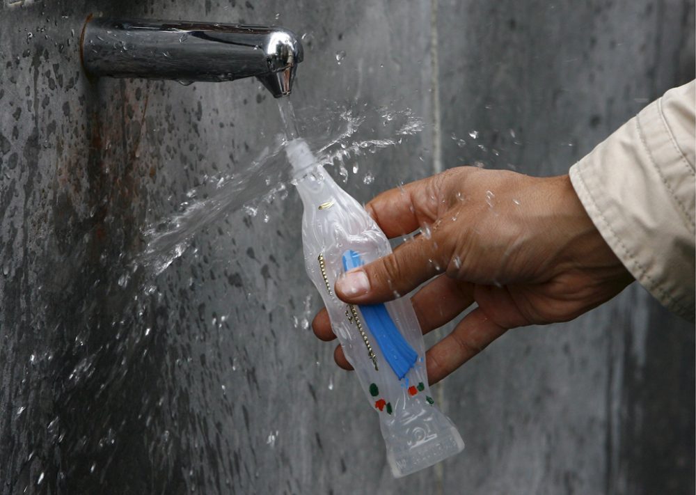 Wasser aus der Grotte von Lourdes (Bild: Guillaume Horcajuelo/EPA)