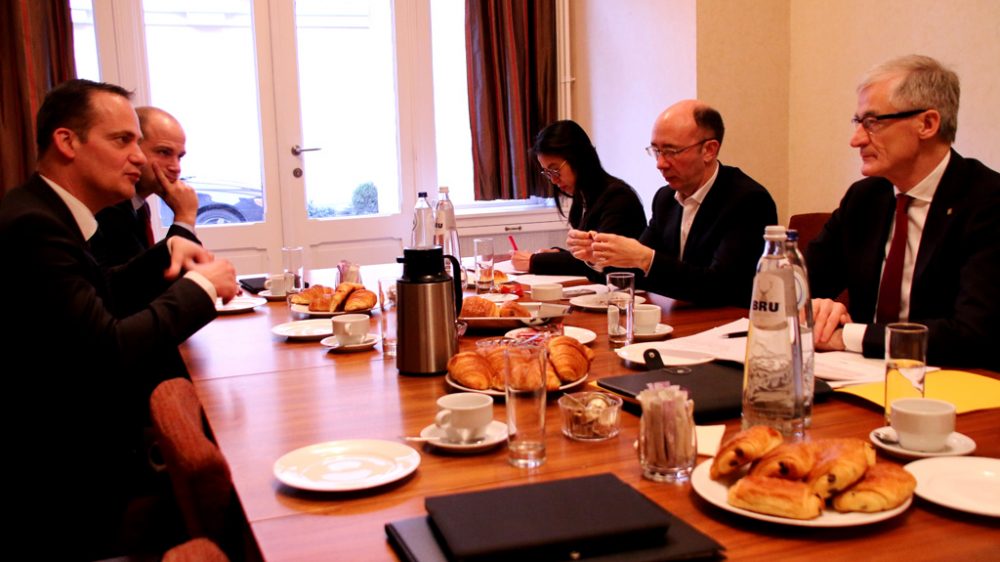 Oliver Paasch mit seinen Amtskollegen Geert Bourgeois und Rudy Demotte (Bild: Kabinett Paasch)