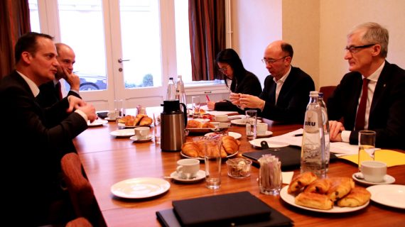 Oliver Paasch mit seinen Amtskollegen Geert Bourgeois und Rudy Demotte (Bild: Kabinett Paasch)