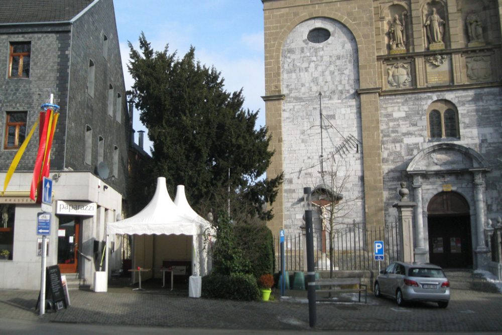 Das "Paparazzi" in eupen neben der St. Nikolaus Kirche (Bild: Lena Orban/BRF)