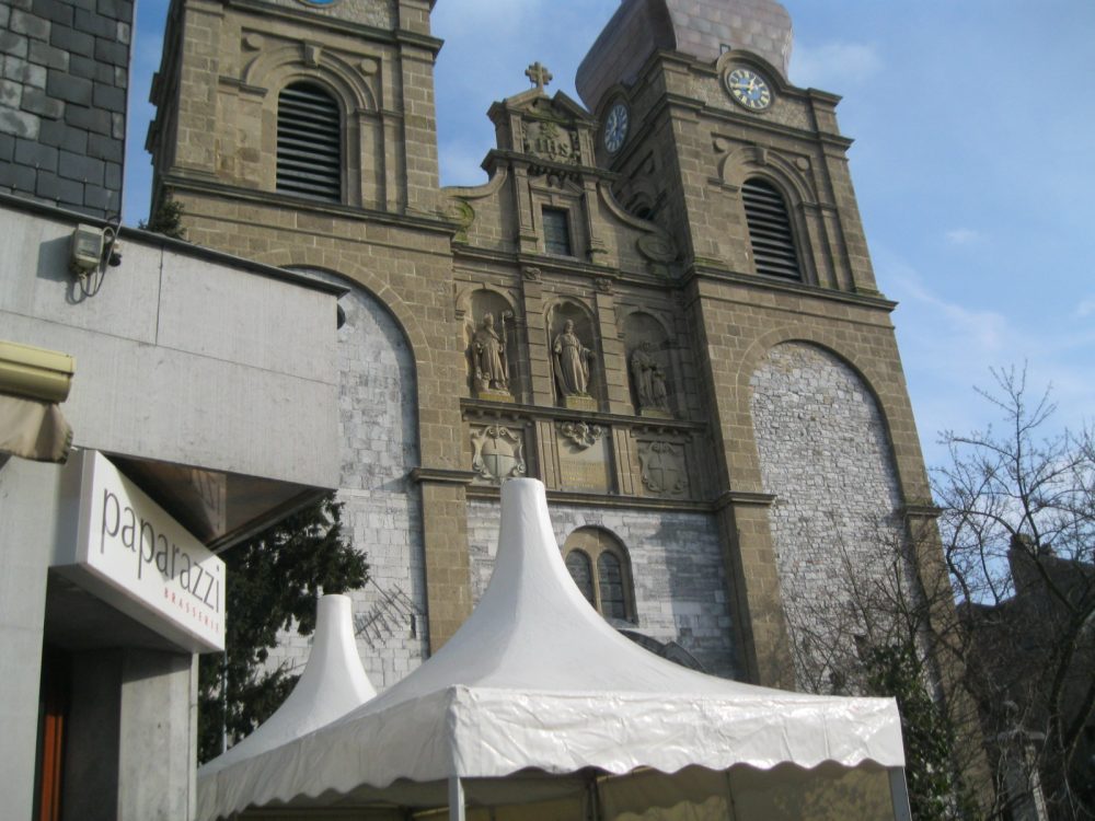 Das "Paparazzi" in Eupen neben der St. Nikolaus Kirche (Bild: Lena Orban/BRF)