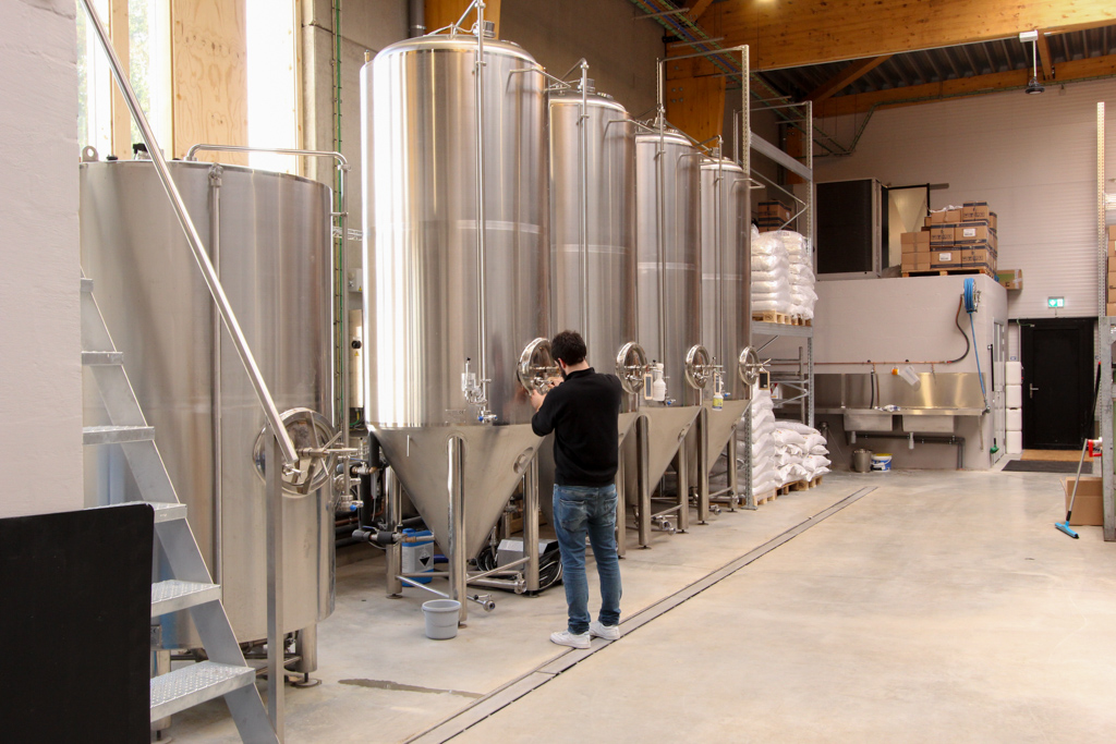 "Peak Beer" heißt das Bier der neuen Brauerei am Fuße des Hohen Venns (Bild: Julien Claessen/BRF)