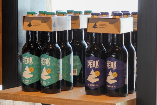 "Peak Beer" heißt das Bier der neuen Brauerei am Fuße des Hohen Venns (Bild: Julien Claessen/BRF)