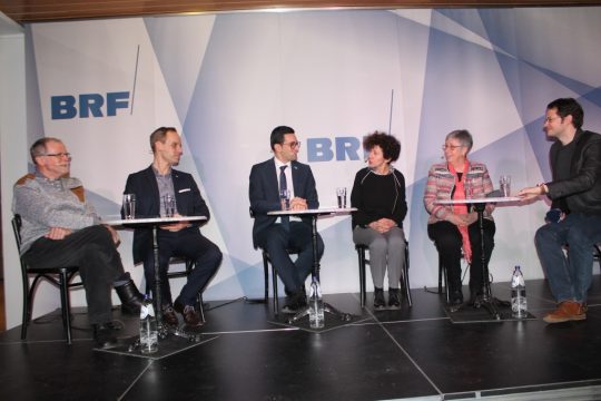 V.l.n.r.: Karl Heinz Calles (Kirche), Colin Kraft (CSP), Antonios Antoniadis (Familienminister), Sylvia Hermans (Familienmediatorin), Maire-Noëlle Weber (Familienpsychologin) und BRF-Programmchef Olivier Krickel (Moderation) (Bild: Renate Ducomble/BRF)