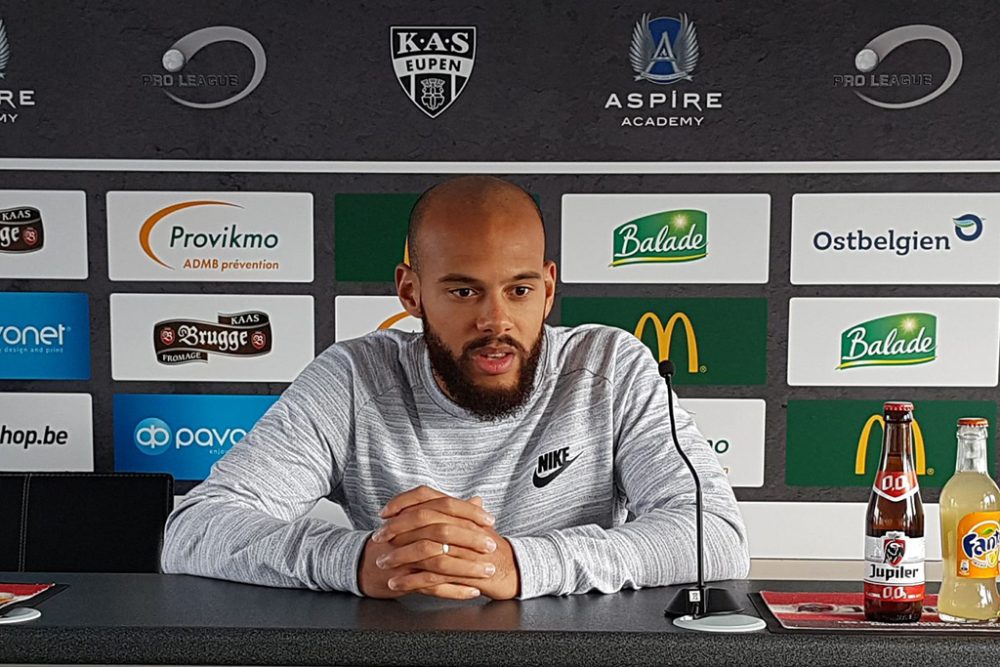 Remi Mulumba bei der AS-Pressekonferenz am 9. Februar (Bild: Christophe Ramjoie/BRF)