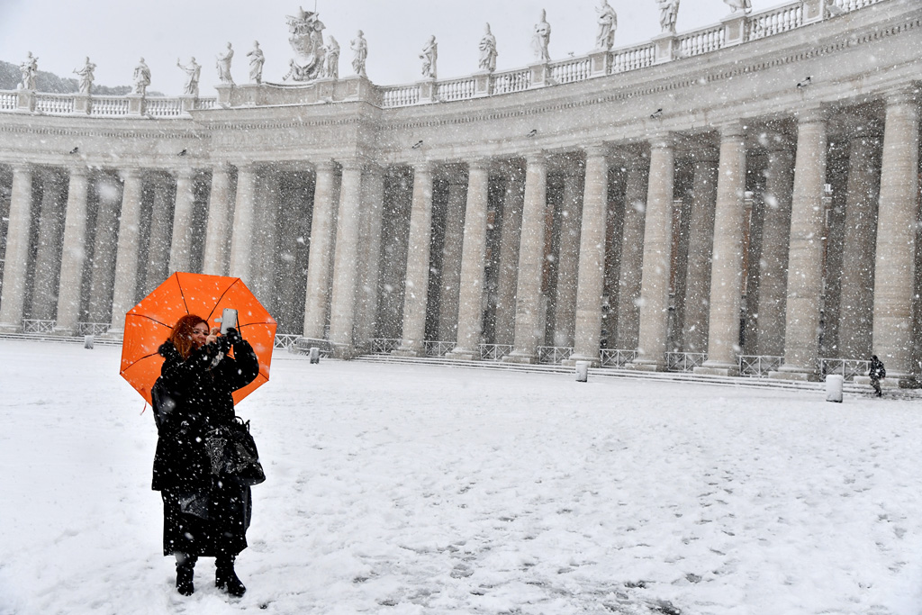 Schnee bedeckt den Petersplatz in Rom