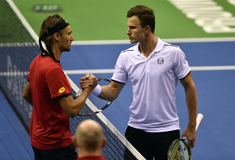 Davis Cup: Ruben Bemelmans und Marton Fucsovics am 2.2.218 in Lüttich (Bild: Eric Lalmand/BELGA)