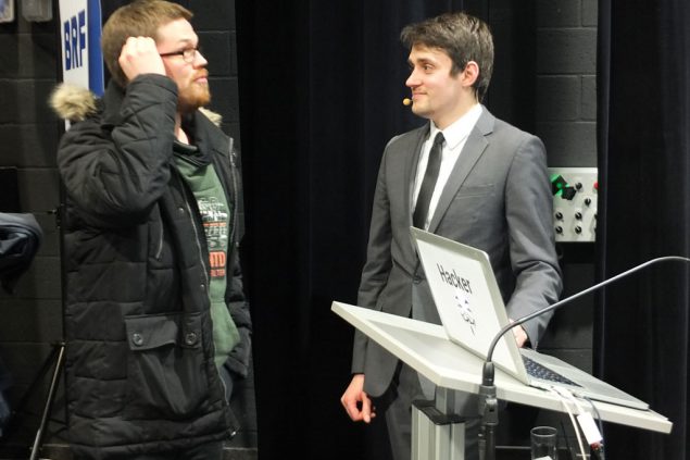 Florian Demaku (rechts) im Gespräch mit einem Besucher