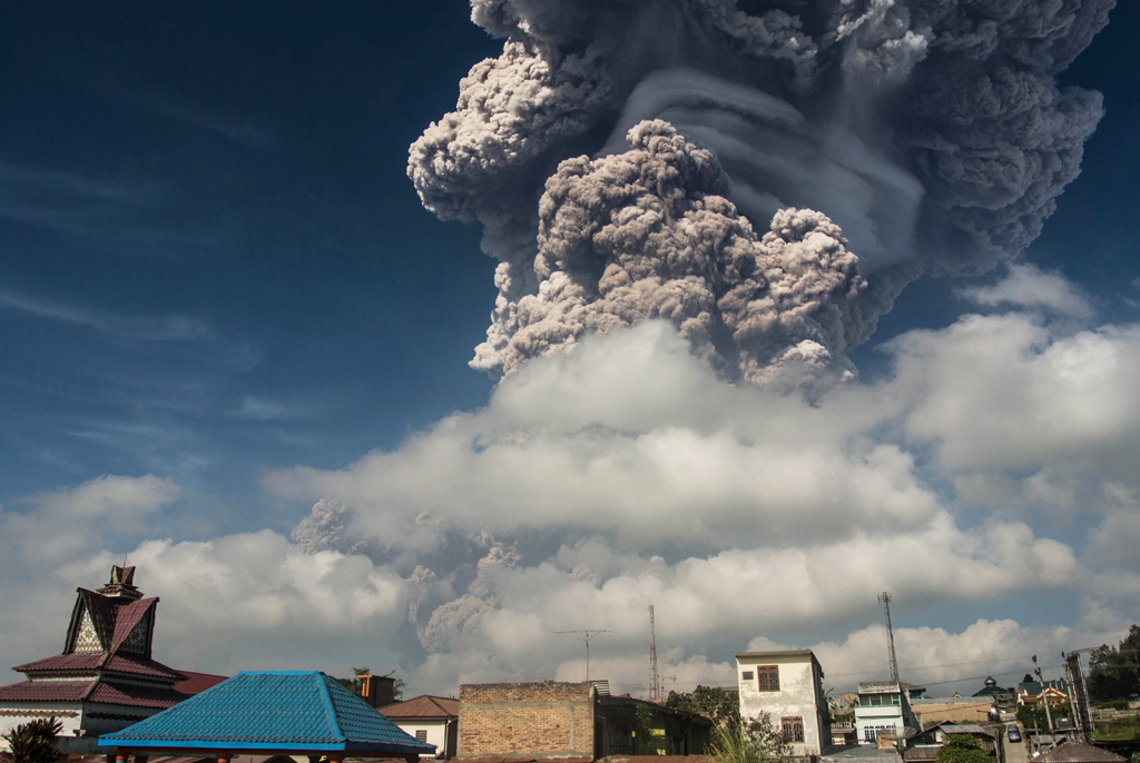 Aschesäule und Gas nach Ausbruch von indonesischem Vulkan Sinabung am 19.2.2018