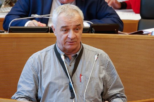 Edmund Stoffels im wallonischen Parlament in Namur (Bild: Bruno Fahy/Belga)