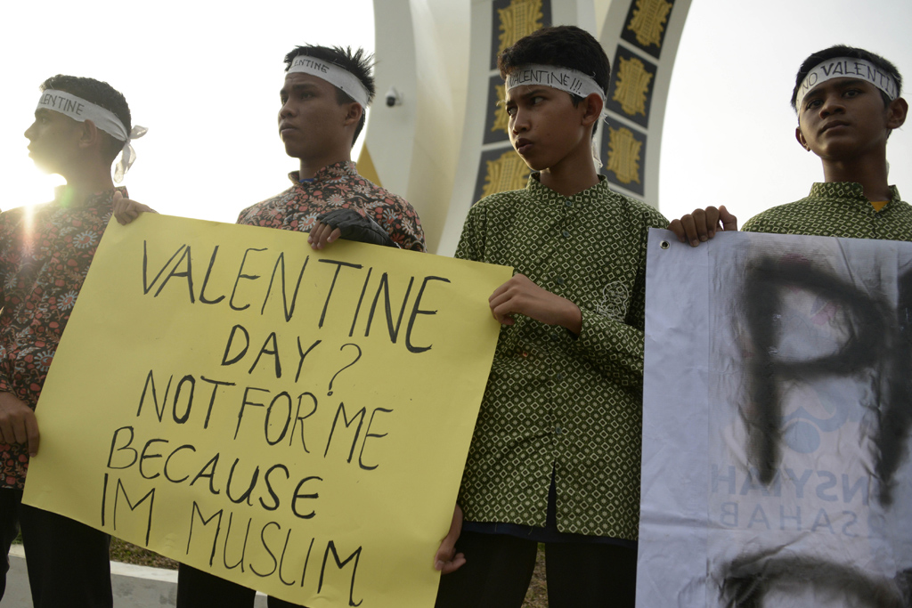 "Valentinstag? Nicht für mich, weil ich muslimisch bin" - Protest indonesischer Studenten in Banda Aceh gegen den Valentinstag (Bild: Chaider Mahyuddin/AFP)