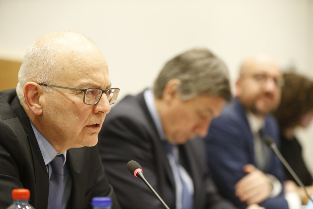 Generalkommissar Dirk Van den Bulck stellt den Bericht in der zuständigen Kammerkommission vor (Bild: Nicolas Materlinck/Belga)