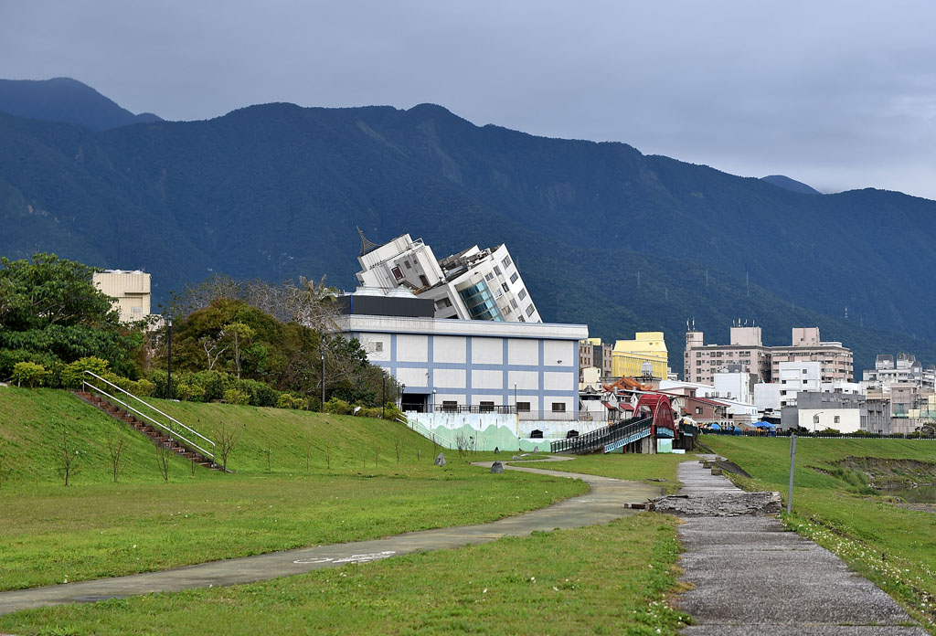 Das "Yunmen Cuiti Building" in der Stadt Hualien am 9.2.2018 (Bild: Xinhua/Yue Yuewel/BELGAWORLD)