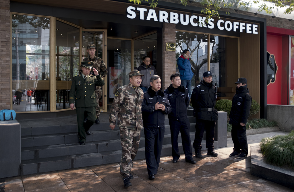 Nach dem Unfall in Shanghai: Viele Polizisten sind vor Ort