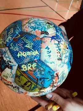 "One Ball - One World": Ball durchquert 15 Länder in drei Monaten (Hannah Veithen/BRF)