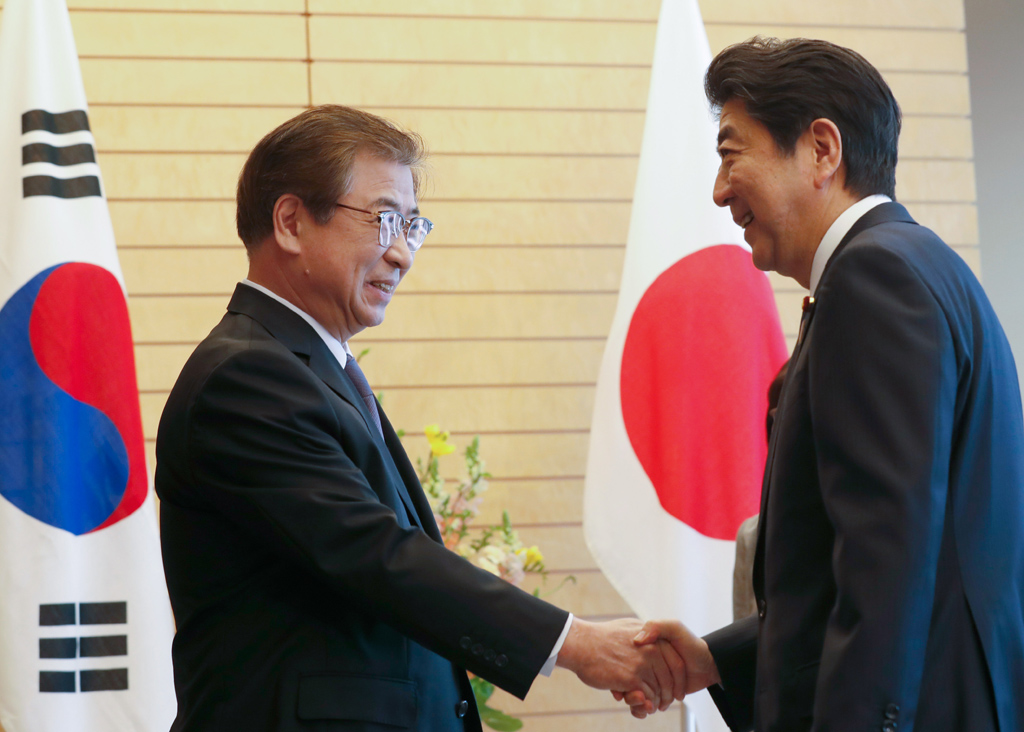 Japans Ministerpräsident Shinzo Abe und der südkoreanische Geheimdienstchef Suh Hoon in Tokio (Bild: Kim Kyung-Hoon/Pool/AFP)