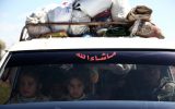 Syrische Familie auf der Flucht aus Afrin (Bild: Nazeer al-Khatib/AFP)