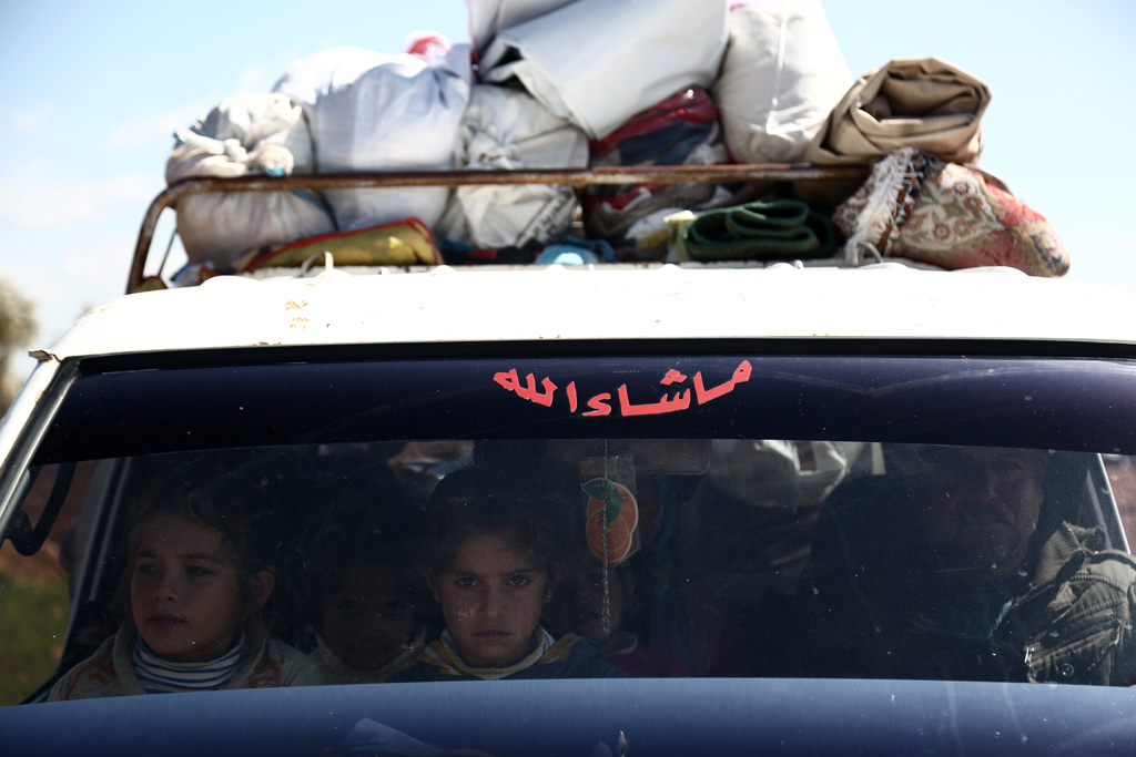 Syrische Familie auf der Flucht aus Afrin (Bild: Nazeer al-Khatib/AFP)