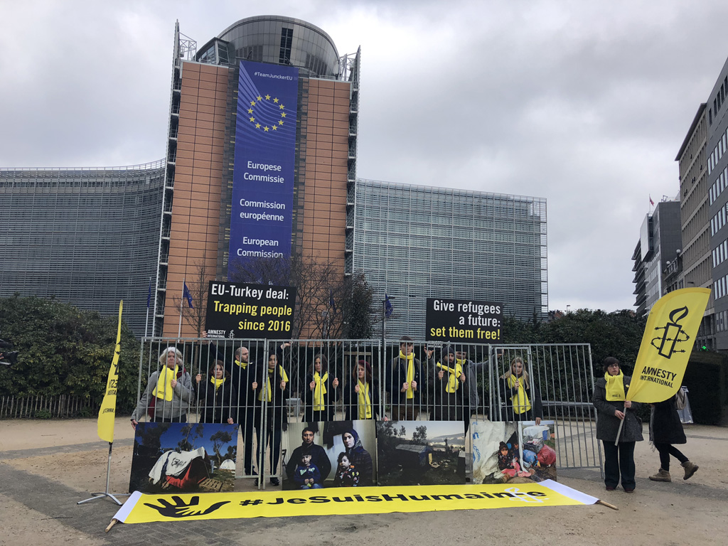 Amnesty protestiert in Brüssel gegen Situation von Flüchtlingen in Griechenland