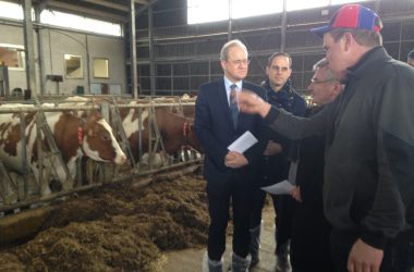 Treffen in Andler: Bauern empfangen Minister Collin (Bild: Michaela Brück/BRF)