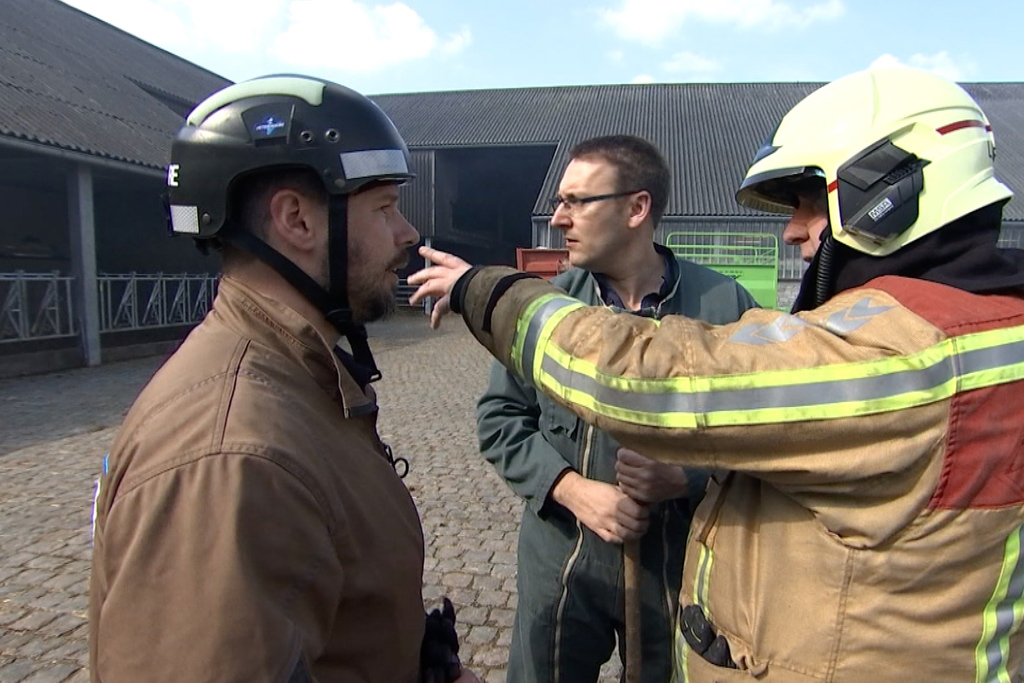 Spezialeinheit "Animals Rescue Team" übt Einsatz im brennenden Kuhstall (Bild: BRF Fernsehen)