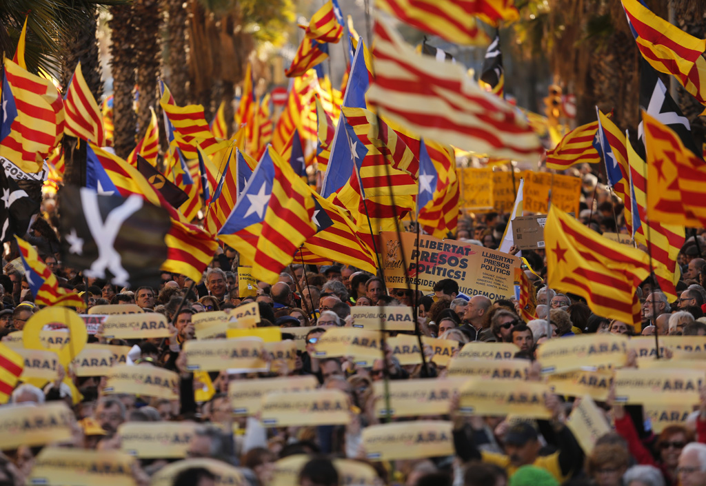 "Republik jetzt!": Großkundgebung in Barcelona (Bild: Pau Barrena/AFP)