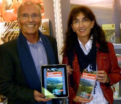 Das Autorengespann und Ehepaar Bruni Mahlberg/Jürgen Gräper anlässlich der Herausgabe seines jüngsten Reiseführers "Vulkaneifel"