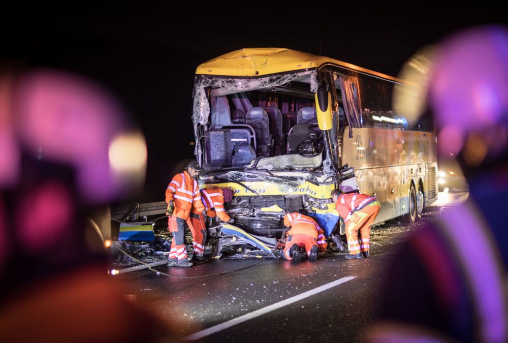 Busunfall bei Aschaffenburg (Bild: Frank Rumpenhorst/dpa)